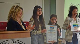Sie freuen sich über die Auszeichnung zur Fair Trade Schule (von links): Schulleiterin Katrin Amrhein, Selina Ernst und Emily Sommer aus der Fairtrade- und Umwelt-AG, die verantwortliche Lehrerin Donata Wiegand. Gesamtelternvertreter Boris Kellner und Heide Öchslen, Regionalpromoterin für Eine Welt.