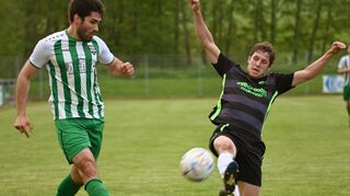 Abgehoben sind die Oberwittstadter gegen Rosenberg: Das Nachbarschaftsduell gewann „O-Town“ daheim gegen den TSV-Konkurrenten mit 2:0.