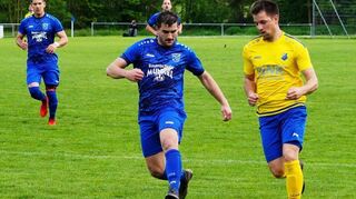 Reicholzheim (gelbes Trikot) spielten gegen Hundheim/St. nur Unentschieden und hat nun zwei Zähler Rückstand auf Spitzenreiter Tauberbischofsheim.
