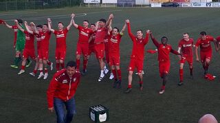 Die erste Kiste Bier stand zum Feiern gleich bereit: Die Gommersdorfer Mannschaft freuen sich mit ihren mitgereisten Fans über den erneuten Klassenerhalt in der Verbandsliga Nordbaden.