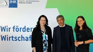 Der Physiker und Wissenschaftsjournalist Ranga Yogeshwar referierte beim Frühjahrsempfang der IHK Heilbronn-Franken zum Thema Künstliche Intelligenz. Das Bild zeigt ihn zusammen mit IHK-Präsidentin Kirsten Hirschmann (links) und Hauptgeschäftsführerin Elke Döring.