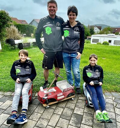 Niclas, Tobias, Manuela und Kim Müller (von links) freuen sich auf die Bobby-Car-Meisterschaft.