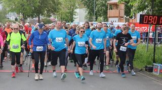 Weit über 100 „Nordic Walker“ waren beim Osterburkener Stadtlauf mit von der Partie, darunter Bürgermeister Jürgen Galm. Insgesamt starteten rund 900 Laufbegeisterte in den verschiedenen Wettbewerben.