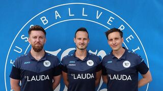 Das neue Trainer-Duo des FV Lauda für die neue Runde in der Landes- oder Verbandsliga (von links): Erich Stabel, FV-Präsident Kris Schädle und Steven Becker.
