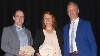 Sportler und Sportlerin des Jahres (von links): Sportschütze Michael Krank und Triathletin Eleisa Haag mit dem Sportkreisvorsitzenden Volker Silberzahn.