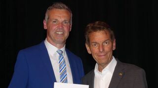 WLSB-Vorstandsmitglied Klaus Ranger (rechts) überreichte Volker Silberzahn die Urkunde zum 75. Geburtstag des Sportkreises.