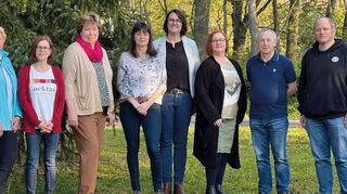 Manuela Kranich (von links), Elke Hoffmeister-Fricke, Silvia Popp, Oberstudiendirektorin Christiane Ballas-Mahler, Birgit Haas, Heike Rösch, Marietta Morsch, Richard Cieminski und Florian Hähnchen-Zwettler sind erleichtert über die gelungene Neubildung des Vorstandes des Schul-Fördervereins.