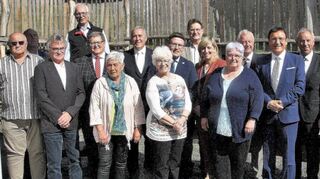VdK-Kreisverbandsvorsitzender Kurt Weiland und Stellvertreterin Lilo Jaksch (fünfter und sechste von links) mit den Ehrengästen, Grußrednern und ausgezeichneten Ehrenamtlichen.