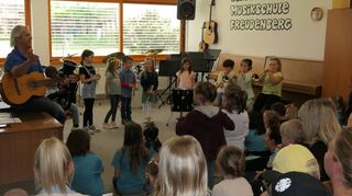 Beim Tag der offenen Tür präsentierten Lehrer und Schüler der städtischen Musikschule gemeinsam, wie viel Spaß musizieren und singen machen kann.