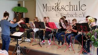 Lukas Fink und das Jugendblasorchester der Musikschule Werbach.