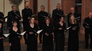 Der Stuttgarter Philharmonia Chor beim Auftritt in der Pfarrkirche St. Martin.