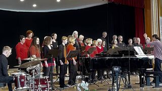 „We Shall Overcome“ lautete der Titel eines Frühlingskonzerts, das der weltoffene Chor „Karíbu“ unter Leitung von Theodor Spannagel in der Bad Mergentheimer Wandelhalle präsentierte.