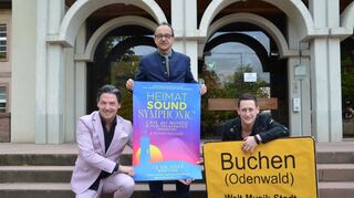 Musikfreunde sollten sich den 12. August schon einmal dick im Kalender anstreichen: „Café del Mundo“ spielt an diesem Tag ein ganz besonderes Konzert am Fuße des Wartturms. Gemeinsam mit dem Orchester der Neuen Philharmonie präsentieren Jan Pascal (links) und Alexander Kilian (rechts) ihr neues Album erstmals live.