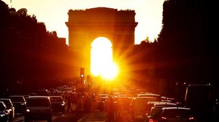 <p>Diese Bilder gehören in Paris der Vergangenheit an: Autos fahren vor dem Arc de Triomphe während die Sonne untergeht. <br></p>