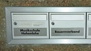 Briefkästen am Rathaus Niederstetten: Bürgermeisterin Heike Naber will für des Büro des Bauernverbands „Alternativen gesucht“ haben. Der Gemeinderat vermutet einen Schnellschuss der Verwaltungschefin hin zu einer Kündigung.
