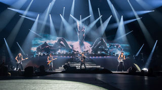 Der Skorpion und die Scorpions greifen an: die Rocker um Sänger Klaus Meine (am Mikrofon) in der SAP Arena.