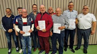 Über die Auszeichnungen freuen sich (von links) Verbandsschiedsrichter-Obmann Rolf Karcher, Thomas Syksch (stellvertretender Kreisvorsitzender), Wolfgang Feix (35 Jahre), Norbert Müller (45 Jahre), Paul Krakowski (50 Jahre), Kurt Stollberger (40 Jahre), Dieter Diehm (45 Jahre), Michel Hartig (30 Jahre) und Peter Weingärtner (Vorsitzender Kreisschiedsrichterausschuss).