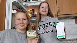 Hannah Mehring (links) und Lena Rank wollen mit ihrer App helfen, einen Überblick über gekaufte und verderbliche Lebensmittel zu behalten.