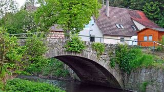 Die historische Bogenbrücke verbindet den Vorbachzimmerner Hauptort mit dem Quartier „Triensbach“. Im Sommer soll der Bau saniert werden.