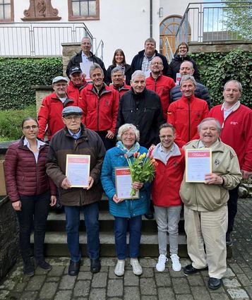 Die Geehrten des DRK-Ortsvereins Brehmen mit den drei neuen Ehrenmitgliedern Karl Kimmel, Erika Dosch-Briolz und Herbert Heilig (vordere Reihe).