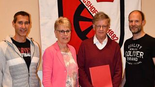 Für sein wertvolles Engagement für den Turnverein wurde Franz Engert (Zweiter von rechts) zum Ehrenmitglied ernannt. Die Urkunde übergaben Nicolaj Imhof (zweiter Vorsitzender, links), Waltraud Grünewald und Martin Frank, Vorsitzende.