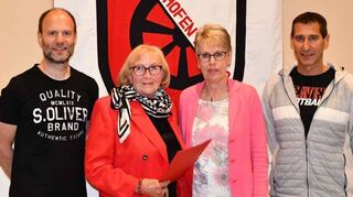 70 Jahre Mitgliedschaft in einem Verein und dazu immer aktiv, dies zeichnet Christa Krüger aus. Für diese Treue und Unterstützung bedankten sich die Vorsitzenden bei ihr.