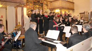 „Sing Again“ unter der Leitung von Karin Kraft begeisterte gemeinsam mit der Combo um Hermann-Josef Beyer – hier in der Niederstettener Jakobskirche.
