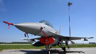 Ein F-16-Jet der polnischen Luftwaffe steht während einer Nato-Übung auf der 31. polnischen Luftwaffenbasis.