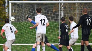 Der TSV Tauberbischofsheim (hier in den schwarzen Trikots) hat gegen den TSV Assamstadt (in Weiß) ein ganz schweres Spiel vor der Brust.