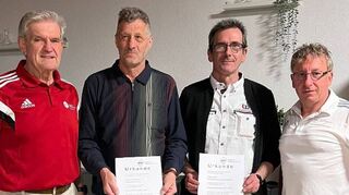 Fußballkreisvorsitzender Horst Sailing (links) ehrte Jürgen Heck (Zweiter von rechts) und Joachim Farrenkopf (Zweiter von links( mit der Goldenen SR-Ehrennadel des BFV. Rechts im Bild ist SR-Obmann Thomas Mistele.