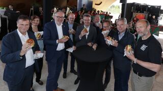 Bei der Abfallwirtschaftsgesellschaft konnte man einen Insektenburger probieren.