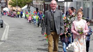 Durch die Innenstadt führte der Sommertagszug der Kinder beim „Blummefeschd“.