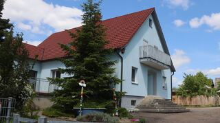 Auf den Dächern der Kindergärten „Arche“ in Rosenberg und „Unter dem Regenbogen“ in Hirschlanden werden neue Photovoltaikanlagen installiert.