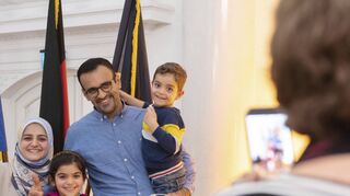 Eine Familie, die aus dem Irak stammt, bei einer Einbürgerungsfeier des Landes Baden-Württemberg.