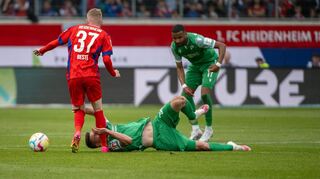 Heidenheims Jan-Niklas Beste (l.) kann von Sandhausens Raphael Framberger nicht aufgehalten werden.