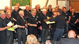 Bei seinem Jubiläumsfest wurde der „Liederkranz“ Großeicholzheim unter anderem von Auerbacher Sängern unterstützt.