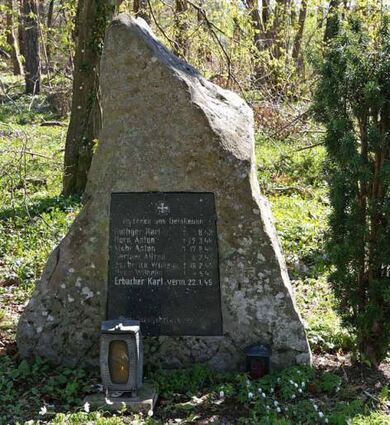 Erinnerungsstein mit den im Zweiten Weltkrieg Gefallenen des Schuljahrgangs 1922/23.