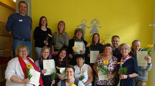 Die erfolgreichen Teilnehmer des Aufstockerkurs 140+ mit Dirk Attenhauser vom Tageselternverein (zweite Reihe, links), Referentin Carmen Allinger (zweite Reihe, Zweite von links), Stefanie Neugebauer vom Tageselternverein (zweite Reihe, Dritte von links) und Judit Menz (Zweite von rechts).