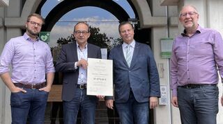 Minister Peter Hauk bei der Übergabe des Förderbescheids an Bürgermeister Roland Burger im Beisein von Beigeordnetem Benjamin Laber und Stadtentwickler Günter Müller.