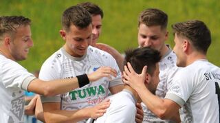Allen Grund zur Freude hatten gestern die Wachbacher Spieler – nicht nur wegen des eigenen 3:0-Erfolges über Bühlerzell.
