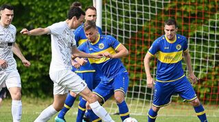 „Sportfestergebnis“: Der TSV Mudau (beim Pass Daniel Knapp) und der TSV Höpfingen boten eine muntere Landesliga-Begegnung, die 6:4 für den Aufsteiger aus Mudau endete. Damit knackten die Odenwaälder die 100-Tore-Marke.