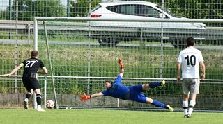 Assamstadts Keeper Michael Rupp streckt sich vergeblich. Der TSV Tauberbischofsheim gewinnt 4:0 und ist vorzeitig Meister der Kreisliga.