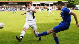 Der VfB Reicholzheim (hier in Blau) musste seine Hoffnungen auf den Direktaufstieg durch ein 0:3 bei der SG RaMBo begraben.