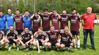 Die SpG Bofsheim/Osterburken II ist Meister der Fußball-Kreisklasse B Buchen und kehrt in die Kreisklasse A zurück. Das Bild zeigt das Meisterteam zusammen mit Staffelleiter Jürgen Weber (rechts).
