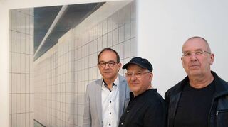 Bei der Ausstellungseröffnung (von links): Bürgermeister Roland Burger, der Künstler Driss Ouadahi sowie der Vorsitzende des Kunstvereins, Harald Kielmann, vor einem Gemälde aus der Werkgruppe „Unterführungen“