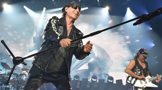 Sänger Klaus Meine und Gitarrist Matthias Jabs und ihre Kumpels von den Scorpions bescheren den Fans am Sonntag in Stuttgart ein prima Konzert.