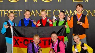 Die Gruppe „X-Ception“ mit von links stehend: Liana Graf, Jana Sverev, Victoria Binfet, Alisa Pass, Daniel Jakob, vorne von links. Elina Wisner, Selin Kaya, Gabriela Lindegrün.