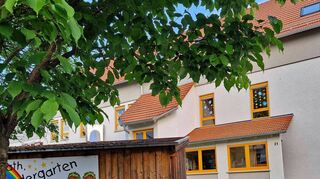 Im Kindergarten St. Josef in Lauda wird für die Dauer von drei Jahren eine „Notgruppe“ etabliert, um die derzeit fehlenden Plätze für Kinder über drei Jahren fürs Erste zu kompensieren.