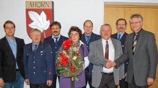 <p>Große Wertschätzung genossen: Ahorns Bürgermeister Elmar Haas (rechts) verabschiedete Hauptamtsleiter Gerhard Offner (Dritter von rechts) in den Ruhestand. Das Gemeindeoberhaupt sowie Pfarrer Philipp Tecklenburg (links) und die Feuerwehrkommandanten Konrad Stumpf, Berthold Karl, Klaus Hefner und Elmar Wetterich würdigten das Engagement des scheidenden "Rathaus Gerhard". Mit ihm wurde auch seine Frau Andrea verabschiedet.</p>