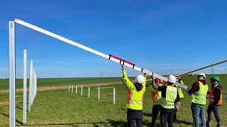 Mitarbeiter bei Rammarbeiten – sie befestigen die Unterkonstruktion des Solarkraftwerks im Boden.